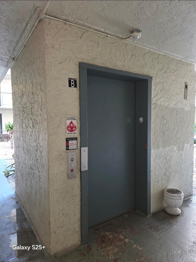 Building Photo - 1800 SW 81st Ave
