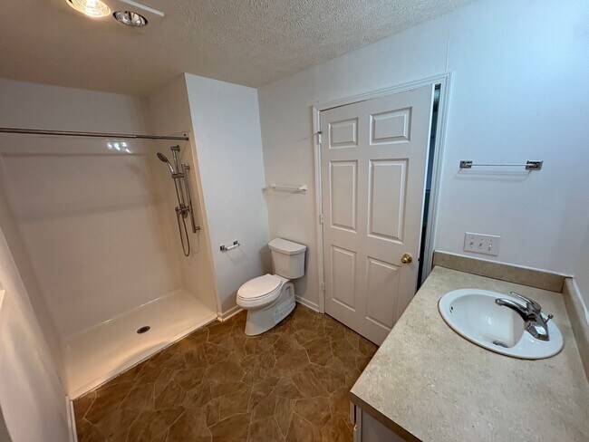 Building Photo - Lovely & Spacious 4-Bed, 2-Bath Single-Family Home Near Everything You Need