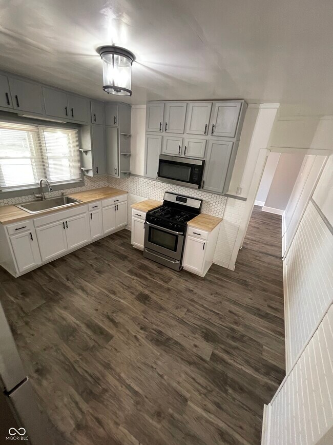 Building Photo - 93 S 5th Ave