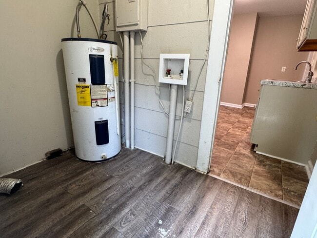 Building Photo - 2 Bedroom, 1 Bathroom House in High Point!