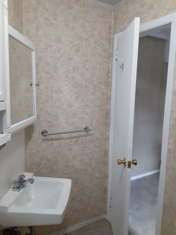 bathroom - 15 Ingersoll St