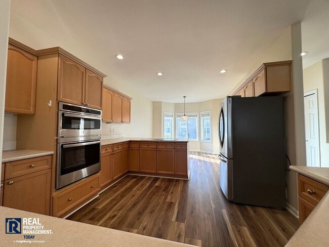 Building Photo - Beautiful 2-Bedroom Townhome with Vaulted Ceilings & 2-Car Garage!!