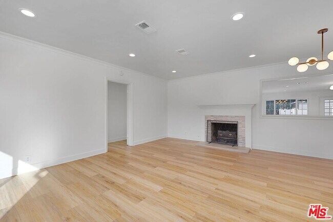 Building Photo - 5318 Teesdale Ave