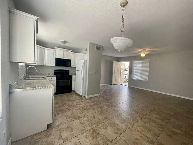 Building Photo - ONE MONTH RENT FREE!! ADORABLE 2BDRM 2BATH RECENTLY REMODELED MESA APARTMENT!
