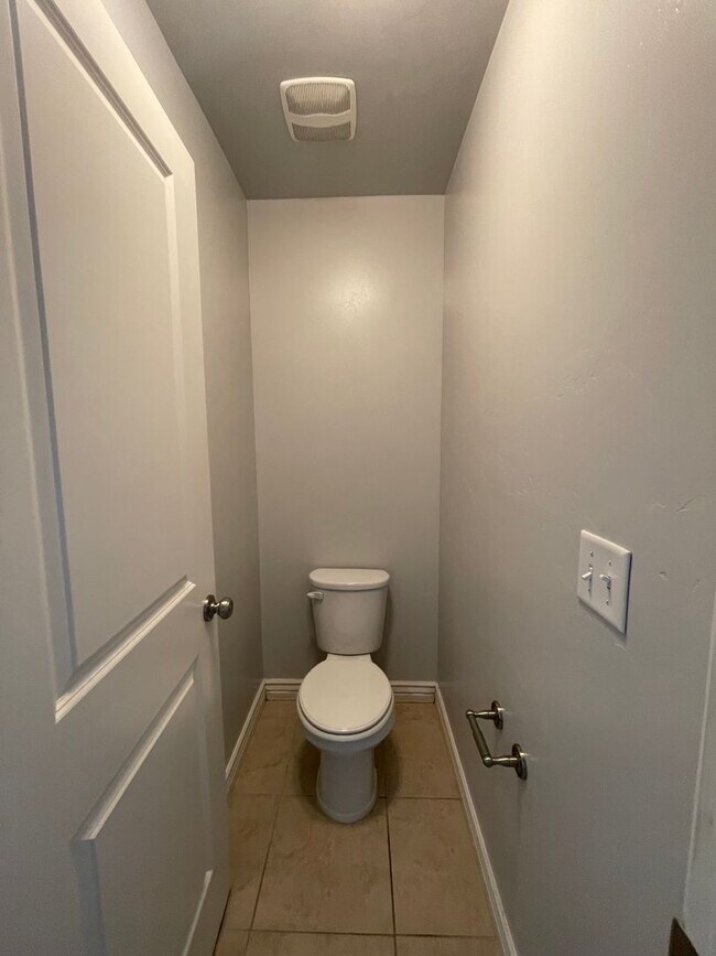 Building Photo - Beautiful 5 Bedroom Home in Daybreak