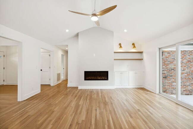 Building Photo - Completely renovated ranch 4BR/4BA ranch h...