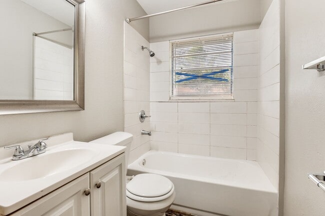 Building Photo - 404 Darlene Ln