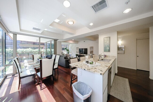 Building Photo - 7121 E Rancho Vista Dr