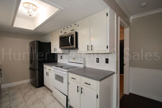 Building Photo - Stylish Killeen Retreat on Mountain View Drive