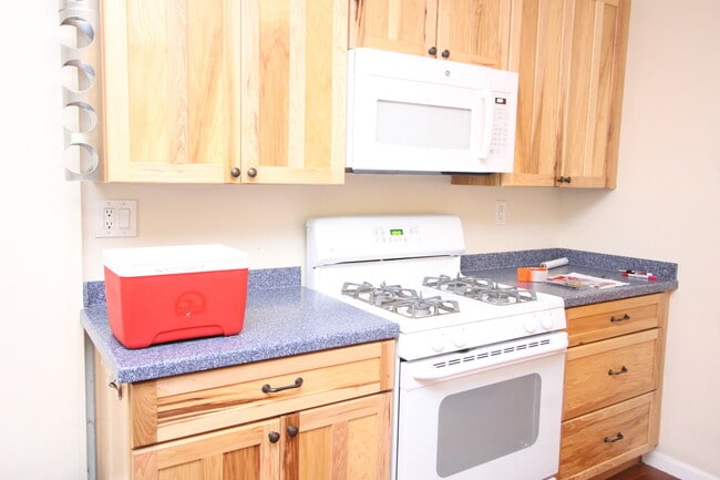 Building Photo - Charming Locust Point 2bd+Den/1ba Rowhome ...