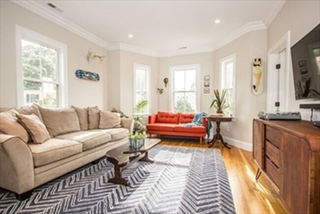 Primary Photo - Versatile Top Floor 2 Bd 1 Bath With Offic...