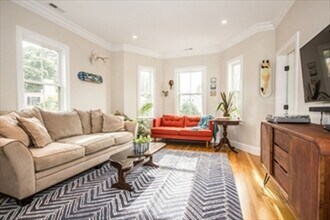Building Photo - Versatile Top Floor 2 Bd 1 Bath With Offic...