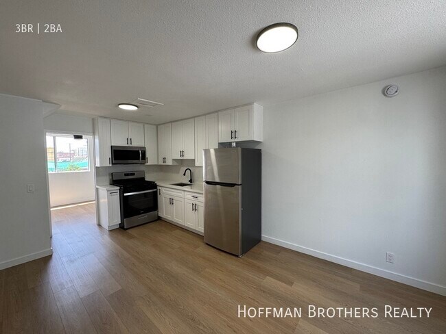 Building Photo - 617 N Kingsley Dr