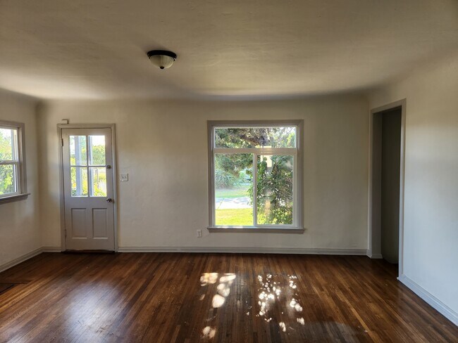 living room, view 2 - 1622 S Campbell Ave