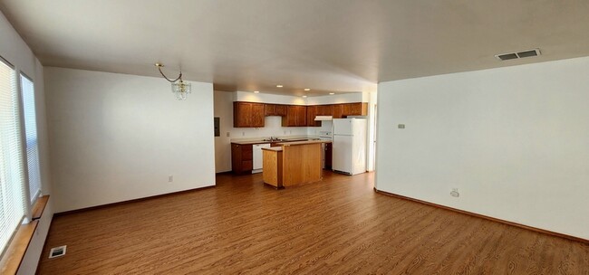 Building Photo - 1326 S Skyline Dr