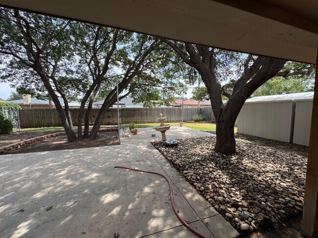 Building Photo - "Spacious 3-Bedroom with 2 Full Baths in P...