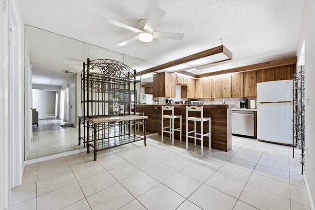 Building Photo - 605 6th Terrace
