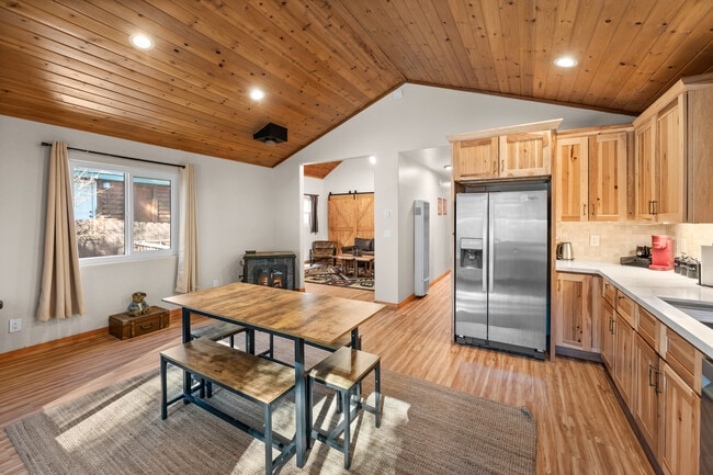 Building Photo - 1025 E Country Club Blvd