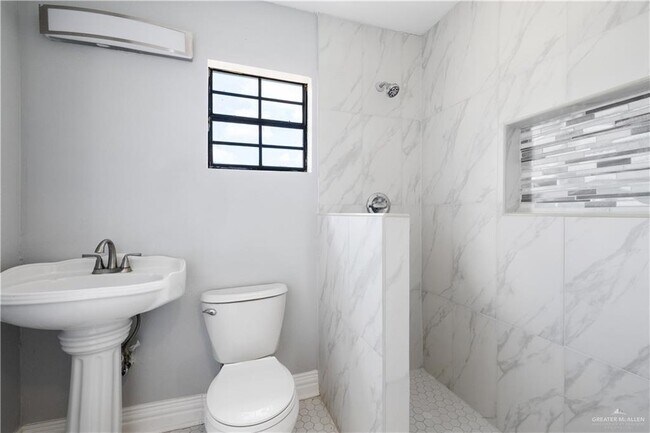 Building Photo - 1206 E Samano St