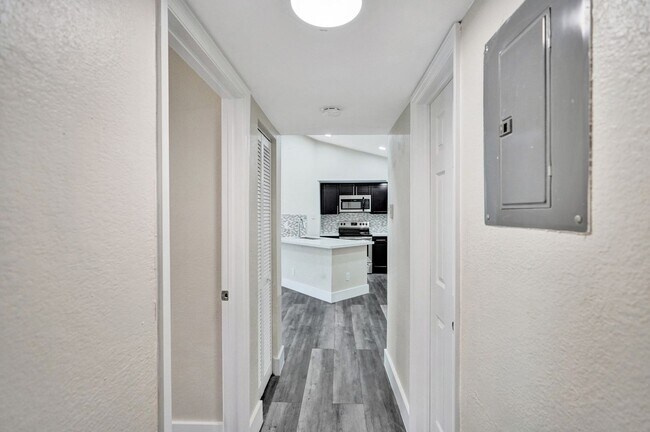 Building Photo - 2BED/1BATH renovated apartment ready to MO...