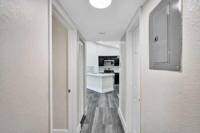 Building Photo - 2BED/1BATH renovated apartment ready to MOVE IN!