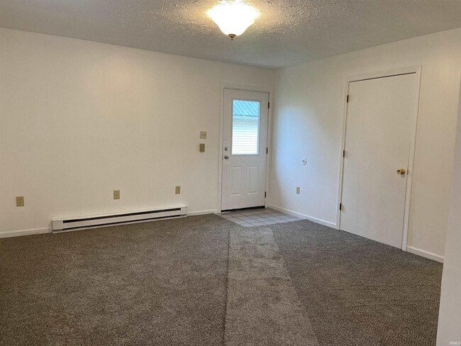 Building Photo - Duplex/ 2 -2 bedroom 1 bath with detached garage