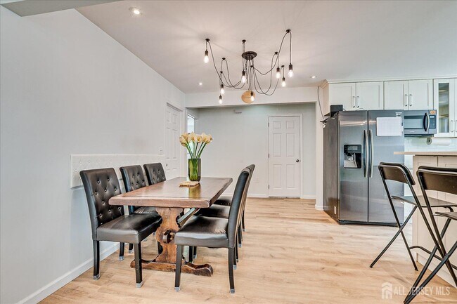 Building Photo - 9 Regent Ct