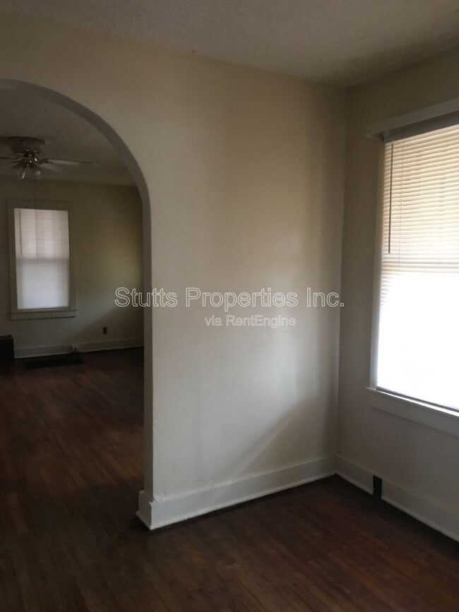 Building Photo - 903 E 8th St