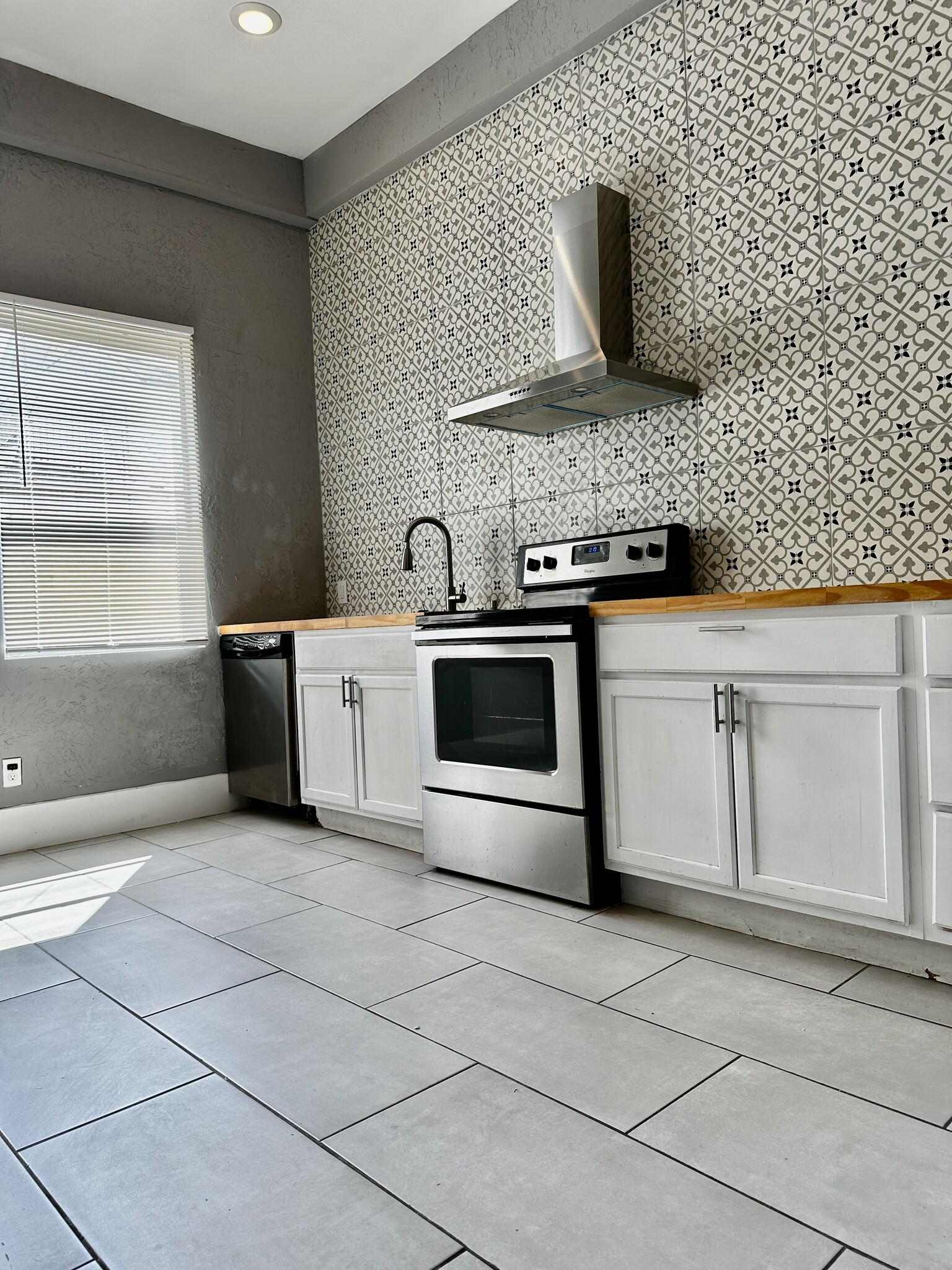 Building Photo - 2511 N Flores St