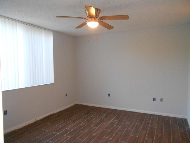 Building Photo - 300 Scotia Dr