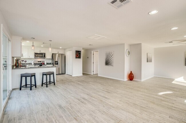 Building Photo - 1804 W Nopal Dr