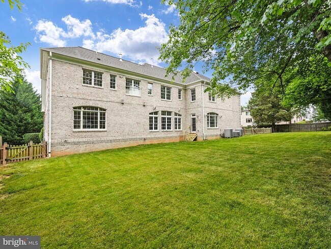 Building Photo - 2233 Van Buren Ct