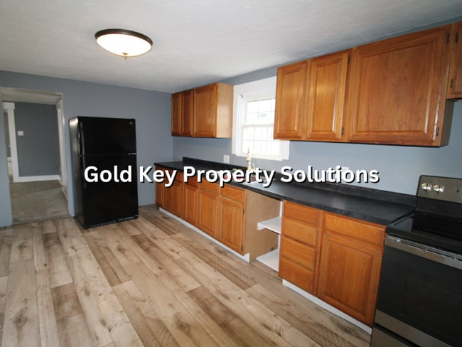 Building Photo - Fully Updated 2 BR 1 BA House with Covered...