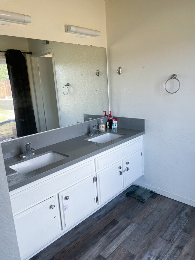 Master Bathroom Vanities - 25770 Mariposa St