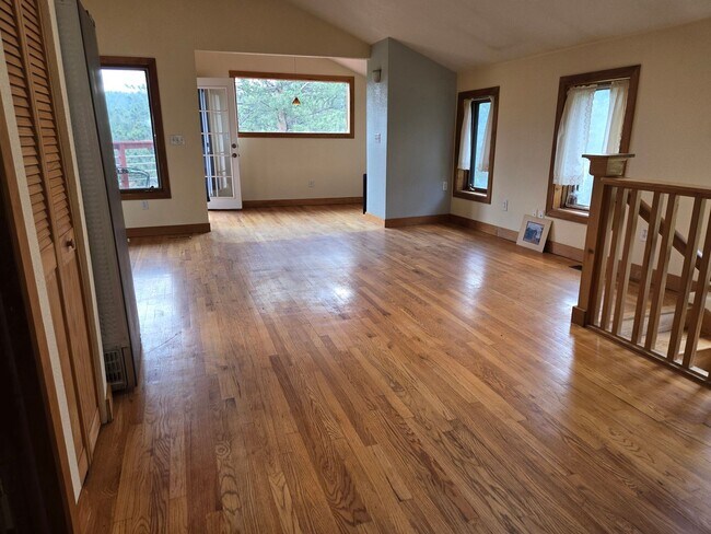 Building Photo - 229 Crestwood Ct