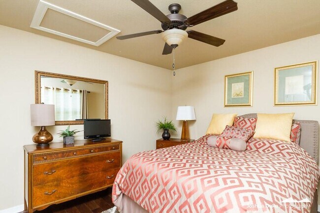 Building Photo - Georgeous 3 bedroom 2 bath home with SOLAR  and a view!