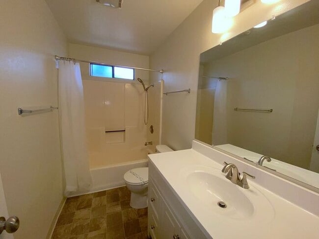 Building Photo - Reno Duplex - Pet Friendly, Garage, Dishwa...