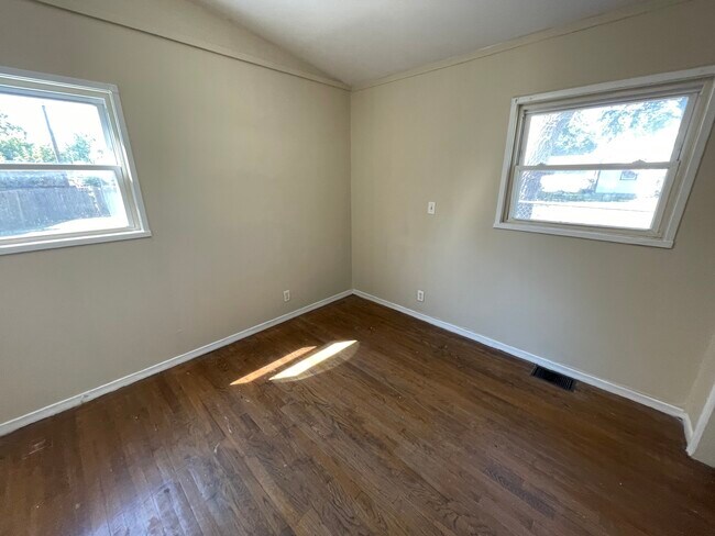 Building Photo - 504 Pixley St