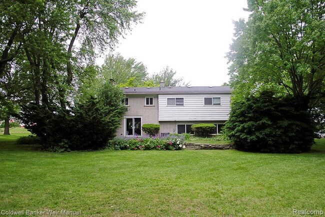 Building Photo - 1272 E Square Lake Rd