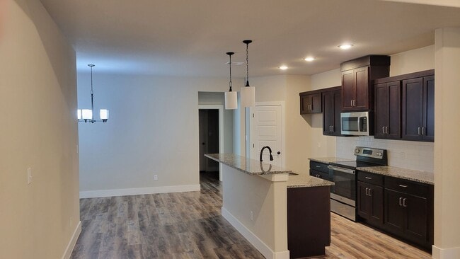 Building Photo - MOVE IN READY - GODLEY ISD - Commuter Frie...