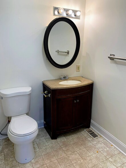 Building Photo - 216 N Gilmer St