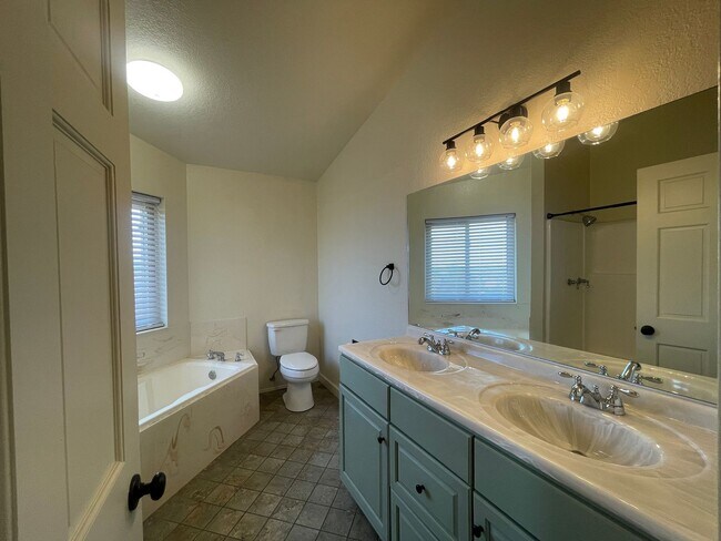 Building Photo - Palmdale 3 Bedroom + 2 Bathroom