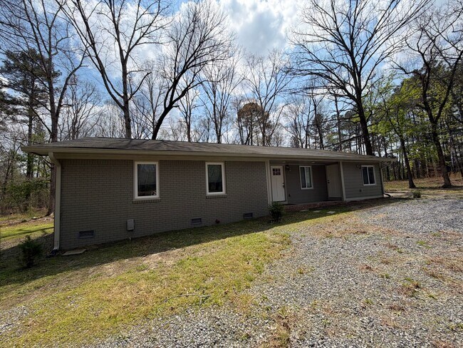 Building Photo - Charming 4/2.5 House in Armuchee- $1,995