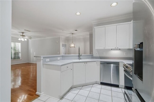 Building Photo - 2400 Cumberland Pkwy SE