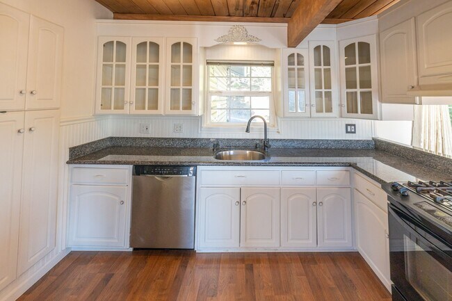 Building Photo - Beautiful 3 bedroom home with Castro Valle...