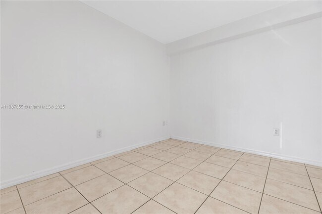 Building Photo - 520 SW 5th St