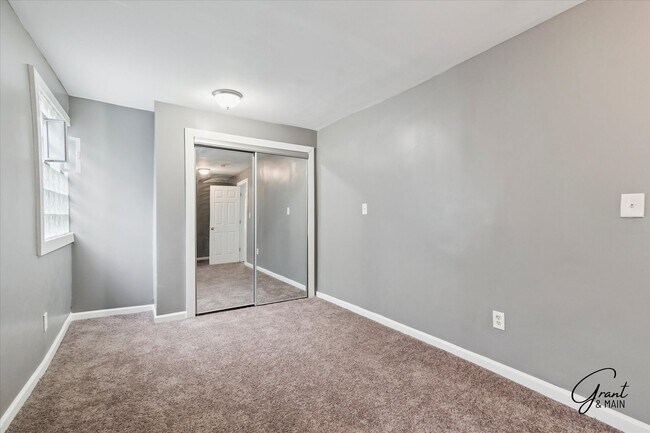 Building Photo - 6 bedroom 2 bath $2250