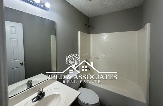 Building Photo - Olive Branch Home Located in Quiet Cove!