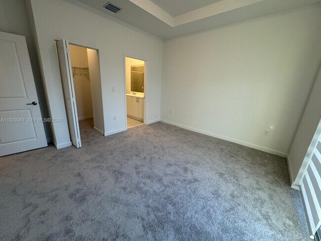 Building Photo - 635 SE 13th St Cir