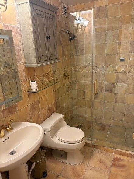 Bathroom 1 - 15218 Union Tpke